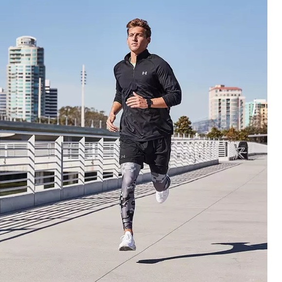 Under Armour Men’s Black 1/2 Zip Shirt - Picture 4 of 10